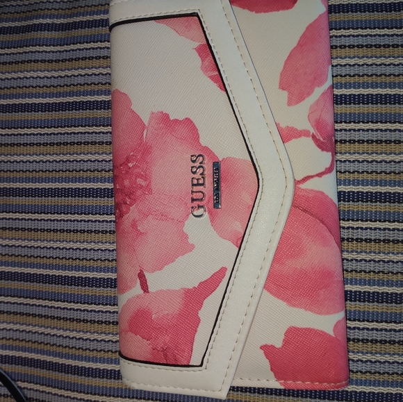 Guess - Picture 6 of 11